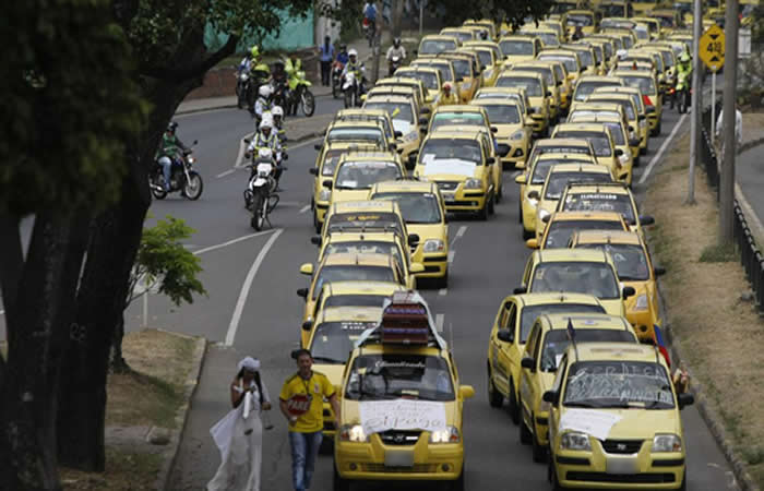 Taxistas proponen acabar con empresas y trabajar todos con aplicaciones
