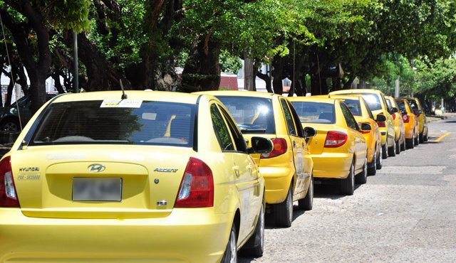 Taxistas se graduaron como conductores profesionales