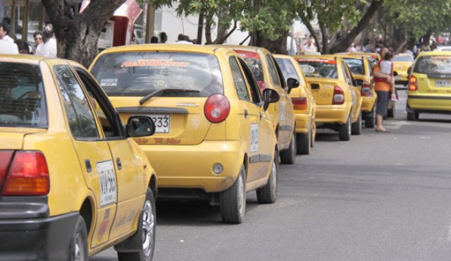 Taxistas cuestionan llegada de los carros blancos