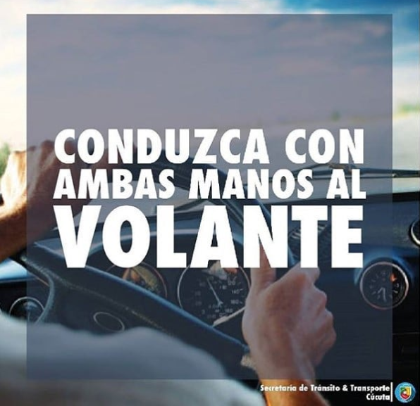 Conduzca con ambas manos al volante