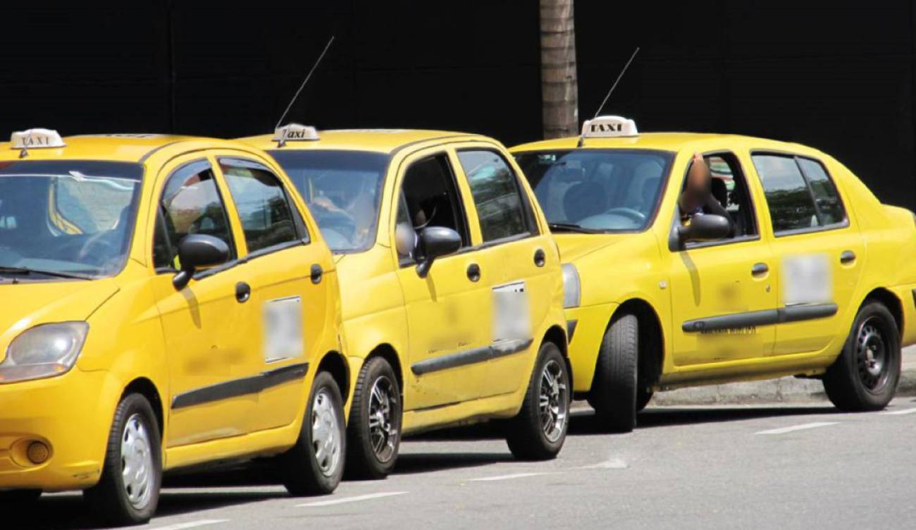 Taxistas trasladan gratis a profesionales de la salud
